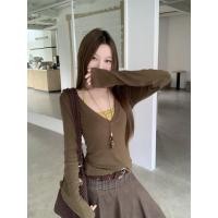 ราคา ชุดสูทแฟชั่นแนวย้อนยุคสีดำเหมือนสตรอเบอร์รี่ พร้อมสลิงคล้องคอและเสื้อยืดแขนยาวแบบวีลึก (42075192476)