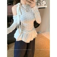 ราคา เสื้อยืดแขนยาวสำหรับผู้หญิง ลายจุดสีขาวและสตรอเบอร์รี่สีดำ ไหล่เอียง ออกแบบเพื่อสร้างเอวเรียวบาง (26943154446)