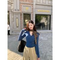 ราคา เสื้อยืดแขนยาวสีฟ้าทรงเข้ารูป สไตล์มินิมอลสำหรับสาวทันสมัย พร้อมลายสตรอเบอร์รี่สีดำ (50601174664)