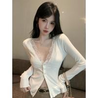 ราคา เสื้อเชิ้ตลายลูกไม้สีดำ ออกแบบมาในสไตล์คอวีและแขนยาว ให้ความรู้สึกเบาบางและสวมใส่ง่าย (50301067623)