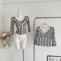 ราคา เสื้อเชิ้ตแขนสามส่วนลายตารางคอวีแบบกระชับ สีดำเหมือนสตรอเบอร์รี่ เสื้อยืดสไตล์เรียบง่ายสำหรับผู้หญิง (42271017603)