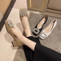 ราคา รองเท้าแพลตฟอร์ม ส้นเตี้ย ส้นหนา หนังคริสตัล หัวสี่เหลี่ยม สีดํา มีสายรัดข้อเท้า สําหรับผู้หญิง (22932882929)