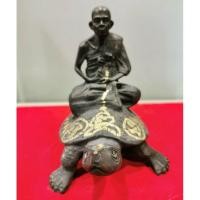 ราคา รูปหล่อบูชาหลวงปู่หลิวประทับพญาเต่าเรือน หลวงปู่หลิว วัดไร่แตงทอง จ นครปฐม ฉลองอายุครบ 90 ปี จัดสร้างปี2538 (1640015650)