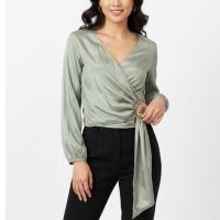 ราคา E270 AKKARA เสื้อสีเขียวอ่อนผ้าซาตินมันเงา แบบป้ายหน้า พร้อมอะไหล่หรูหรา (43325348299)