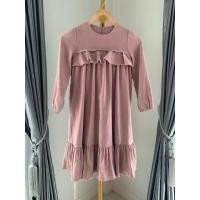 ราคา เดรสสีชมพู ผ้ากึ่งลูกฟูกผสมกำมะหยี่ ระบาย Size S B100 (24777710224)