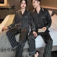 ราคา ชุดนอนแขนยาวสไตล์คู่รักในสต็อก ชุดนอนฤดูใบไม้ร่วงฤดูหนาวสำหรับผู้ชายและผู้หญิง ชุดนอนคู่รักระดับสูง ลายทางสีดำและขาว ชุดนอนแขนยาวผ้าไหมน้ำแข็งฤดูใบไม้ผลิ ชุดชั้นในผู้ชาย ชุดนอนผู้หญิง (28876884221)