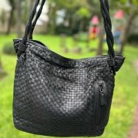 ราคา กระเป๋าสะพายขึ้นไหล่ หนังสานแท้สีดำ (28092498312)