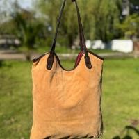 ราคา กระเป๋าสะพายทรงย่าม หนังกลับสีน้ำตาล (56601964984)