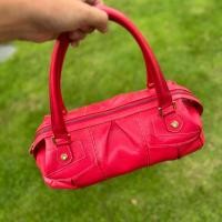 ราคา กระเป๋าสะพายเคลื่อนไหล่หนังแท้สีแดง ทรงพอช (57750689641)