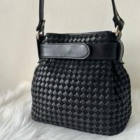 ราคา กระเป๋าสะพาย หนังแท้สานสีดำ (50251937148)