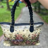 ราคา กระเป๋าสะพาย pvc เคลือบ ปริ้นลาย มือสอง (43872569533)