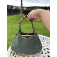 ราคา กระเป๋าทรงถือ ใบกระปุ๊กกระปิ๊ก หนังแท้ มือสอง (43015500716)