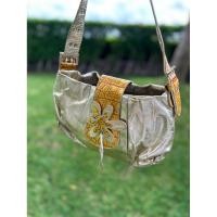 ราคา กระเป๋าสะพายขึ้นไหล่ สีทองเมทาลิค แต่งดอกไม้ (42873113746)