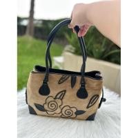 ราคา กระเป๋าทรงถือ สะพายไหล่ แต่งขนม้า เดินด้ายปักลาย มือสอง (41767312848)