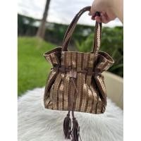 ราคา กระเป๋าถือ ทรงขนมจีบ หนังแท้ผสมหนังกลับ สีทอง มือสอง (41417130782)