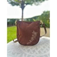 ราคา กระเป๋าสะพาย มีสองสาย สายสั้น ยาว หนังกลับ ปักลายดอกไม้ มือสอง (40817069485)