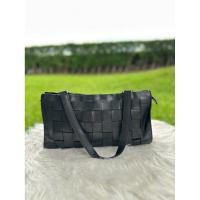 ราคา กระเป๋าสะพายขึ้นไหล่ หนังสานสีดำ มือสอง (40268410908)