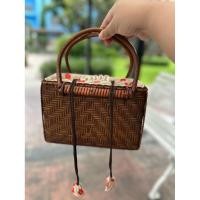 ราคา กระเป๋าถือสานทรงกล่อง ด้านในมีถุงผ้าจับจีบ (40173246190)