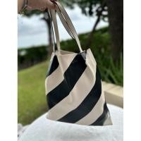 ราคา กระเป๋า tote ลายสลับขาวดำ สภาพดีมาก มือสอง (42463653440)