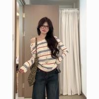 ราคา เสื้อยืดแขนยาวผู้หญิง ลายทางสีตัดกัน สไตล์เกาหลีไหล่เฉียง เหมาะสำหรับฤดูใบไม้ร่วงและใส่ลำลอง (51601695251)