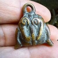 ราคา พระปิดตา เนื้อทองผสม เนื้อหาเก่า มีกระแสโลหะชัดเจน เก่าแท้ดูง่าย พระบ้านหายาก สภาพสวยมาก d14 (29022167347)