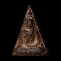 ราคา พระนางพญา พิมพ์ใหญ่เข่าจุด กรุวังมะสะ พิษณุโลก อายุ 400 ปี sp9 (42821849565)