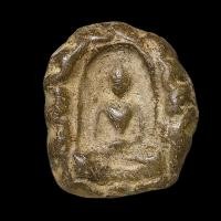 ราคา พระกำแพงซุ้มกอ ซึ่งเป็นหนึ่งในพระเครื่องชุดเบญจภาคี พระกำแพงซุ้มกอ ถูกสร้างขึ้นในสมัยสุโขทัยและพบที่จังหวัดกำแพงเพชรsp10 (42574061597)