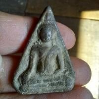 ราคา พระนางพญาเสน่ห์จันทร์ เนื้อดิน กรุสุโขทัย พระแท้ดูง่าย เก่าถึงยุค อายุประมาณ 400 ปีขึ้นไปd16 (27173242859)