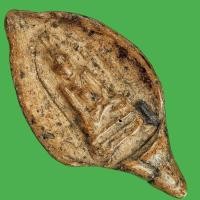 ราคา พระรอด ลำพูน พิมพ์ใบโพธิ์ กรุวัดมหาวัน พระกรุแท้ องค์นี้ มีฟอสซิลแมลงติดอยู่ในพิมพ์พระd16 (25540303039)