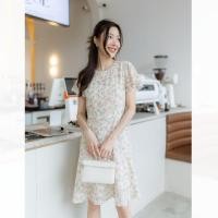 ราคา DR2443 เดรสลูกไม้ปักลายดอกไม้สีชมพู พื้นขาว ใส่แล้วเก็บเอว เก็บทรง ซับในทั้งชุด ซิปหลัง (23978446149)