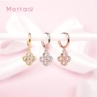 ราคา Motta Earring ต่างหูห่วงมีจี้ชุบทองคำขาว จี้ใบโคลเวอร์4แฉกประดับเพรช (28442373229)