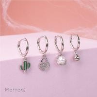 ราคา Motta Earring ต่างหูห่วงมีจี้ชุบทองคำขาว (22335227045)