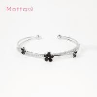 ราคา Motta Bangle กำไลข้อมือชุบทองคำขาว ดอกไม้ 3 ดอกเพชรสีดำสุดเก๋ (29540128783)