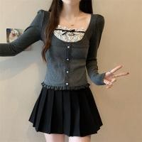 ราคา ฤดูใบไม้ร่วงผู้หญิงสไตล์เกาหลีคอสี่เหลี่ยมลายจุดเย็บปะติดปะต่อกันปุ่มลูกไม้แขนยาวเสื้อยืด 240904 (26010348061)