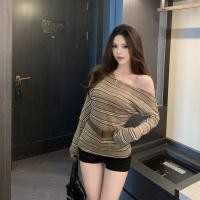 ราคา เสื้อยืดแขนยาวเปิดไหล่ทรงหลวมสำหรับผู้หญิง ลายทาง 250829 (43315682083)