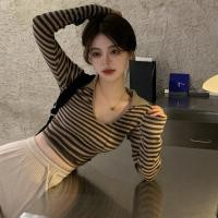 ราคา เสื้อครอปท็อปแขนยาว คอยู ลายทาง แบบเรียบง่าย แฟชั่นสไตล์เกาหลี (17222607219)