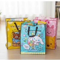 ราคา กระเป๋ากระสอบลายการ์ตูนลิขสิทธิ์แท้ ไซร้ L ขนาด 66x56x30 5cm กระเป๋าเก็บผ้าห่ม เสื้อผ้า ของเล่น ถุงกระสอบ (42073184354)