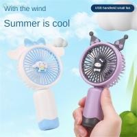 ราคา พัดลมมือถือ Sanrio พกพา พัดลมตั้งโต๊ะแบบชาร์จ USB สำหรับฤดูร้อน พัดลมตั้งโต๊ะลายการ์ตูน ใช้งานได้สองแบบ ที่วางโทรศัพท์ Kawaii พัดลมมินิ ของขวัญน่ารักสำหรับผู้หญิง TH (26431162140)