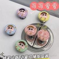 ราคา ღ ปุ่มกดชักโครก Crayon Shin chan 1 2 ชิ้น ปุ่มชักโครกถังน้ำ ปุ่มชักโครก มือจับประตู เครื่องมือช่วยตกแต่งบ้าน (29976052127)