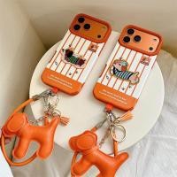 ราคา สีส้มสีขาวเย็บปะติดปะต่อกันปักไส้กรอกจี้สุนัขพร้อมเชือกมือถือเหมาะสําหรับ ไอโฟน 17โปรแม็กซ์ เคสโทรศัพท์ 16 ใหม่ 15มือโปร ผู้หญิง 14 13 12 น รวมทุกอย่างเคสป้อง (43024419283)