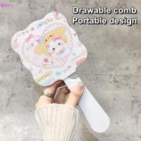 ราคา KFL Sanrio กระจกมือถือพร้อมหวี Kawaii Hello Kitty รูปแบบเด็กกระจกหวีสกัดแปรงผมนวดจัดแต่งทรงผมเครื่องมือความงามขายร้อน (48700825438)