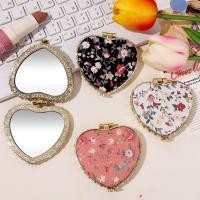 ราคา กระจกแต่งหน้าพับมินิ กระจกมือถือแบบพกพา กระจกกระเป๋าวินเทจ พิมพ์ดอกไม้สไตล์จีนรูปหัวใจ กระจกขนาดกะทัดรัดสองด้าน เครื่องมือเครื่องสําอางควา (29967033215)