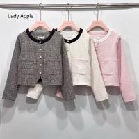 ราคา 765 พร้อมส่ง เสื้อทวีตแขนยาวทรงคอกลม แต่งเว้าชายเสื้อใช้กระดุมมุกเม็ดใหญ่ เนื้อผ้าทอลายเส้นๆในตัว (42914286484)