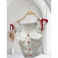 ราคา เสื้อครอป ผ้าฉลุลูกไม้สีขาว แต่งริบบิ้นแดง น่ารักมาก กระดุมดอกไม้แดง (26681301128)