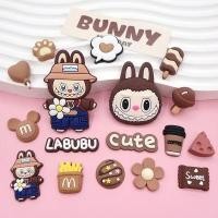 ราคา จิ๊บบิท crocs jibbitz crocs ของแทั jibbitz Labubu Hole รองเท้า DIY หัวเข็มขัด พร้อมอุปกรณ์เสริมถอดออกได้ ออกแบบน่ารักแบบการ์ตูน และตกแต่งด้วยลายดอกไม้ (52350097888)