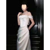 ราคา ปาดไหล่ เดรสปาดไหล่ เดรสสาวอวบ ชุดราตรีสีขาวยกระดิ่งสำหรับหญิง แบบไหล่เดียว ทำจากซาติน หรูหราและเหมาะสมสวมใส่ในโอกาสสำคัญหรือฤดูร้อน (46001262709)