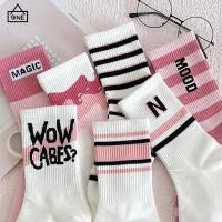 ราคา COD ถุงเท้าข้อกลางกีฬาผ้าฝ้ายแท้ลายแถบน่ารักนักเรียนดูดซับเหงื่อกันลื่นถุงเท้าสำหรับผู้หญิง a one (28460723447)