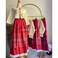 ราคา ชุดเซตเสื้อกาสะลองผ้าทอนูนแต่งกุ๊นแดง คู่กับกระโปรงผ้าฝ้ายทอมือซิปหลังจีบรอบแต่งชายลูกไม้ งานไม่อัดกาว (23254561591)