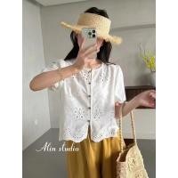 ราคา เสื้อคอตตอนปักฉลุลูกไม้ กระดุมหน้า เนื้อผ้านิ่มมาก ใส่สบายๆ แขนพองตีซับด้านใน ชายโชว์ลายเชิงสวยๆ (42855476804)