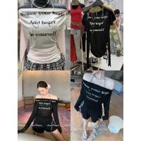 ราคา เซท2 ชิ้น เสื้อ บรา เสื้อแขนยาวปาดไหล่พิมพ์ลายตัวหนังสือเท่ห์ๆ มาคู่กับบราสายเดี่ยวคล้องคอลายสก็อต (42610402108)